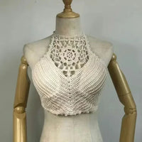 Crop top femme en dentelle crochet blanc cassé sur mannequin, col montant et motif ajouré.