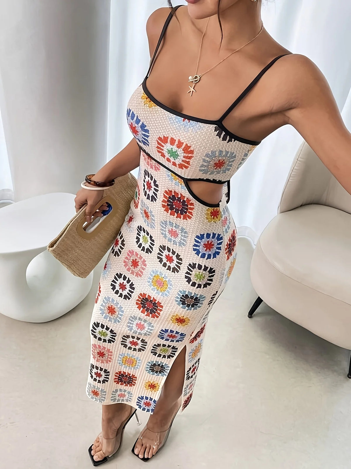 Robe bustier mi-mollet florale, imprimé multicolore et fente sur le côté.