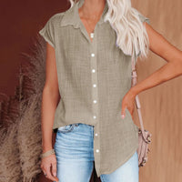 Chemisier ample femme en coton lin, manches courtes, beige, col chemise boutonné.