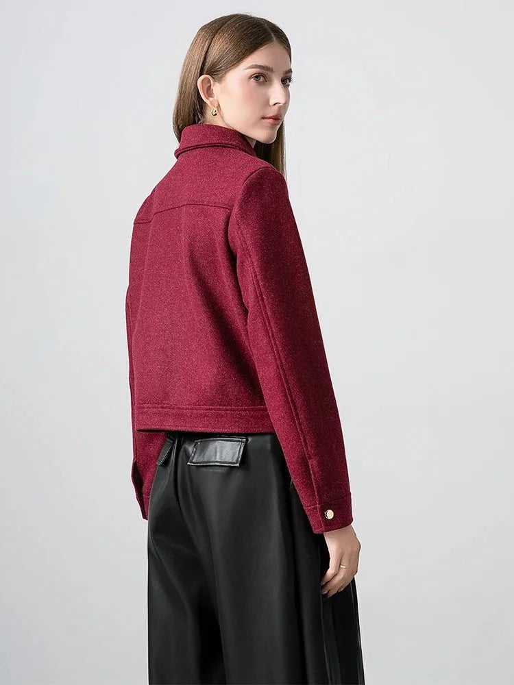 Blouson court femme rouge bordeaux, col rabattu, poches et détails zippés