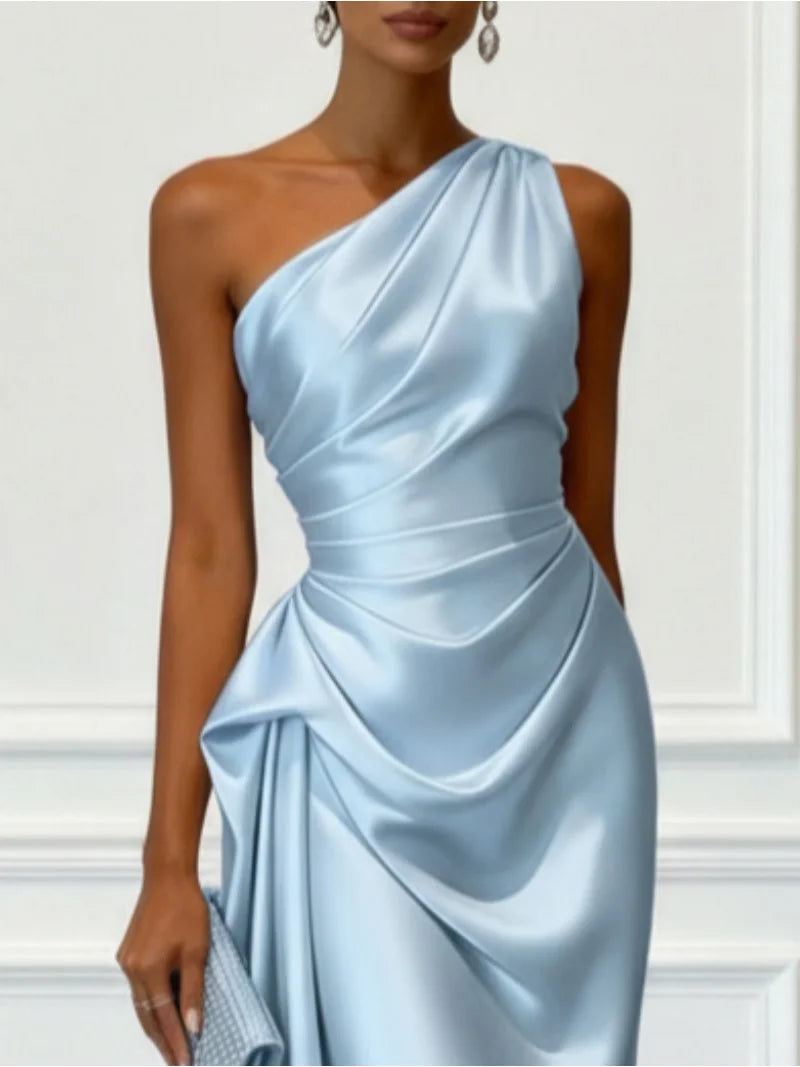 Robe midi satinée plissée une épaule