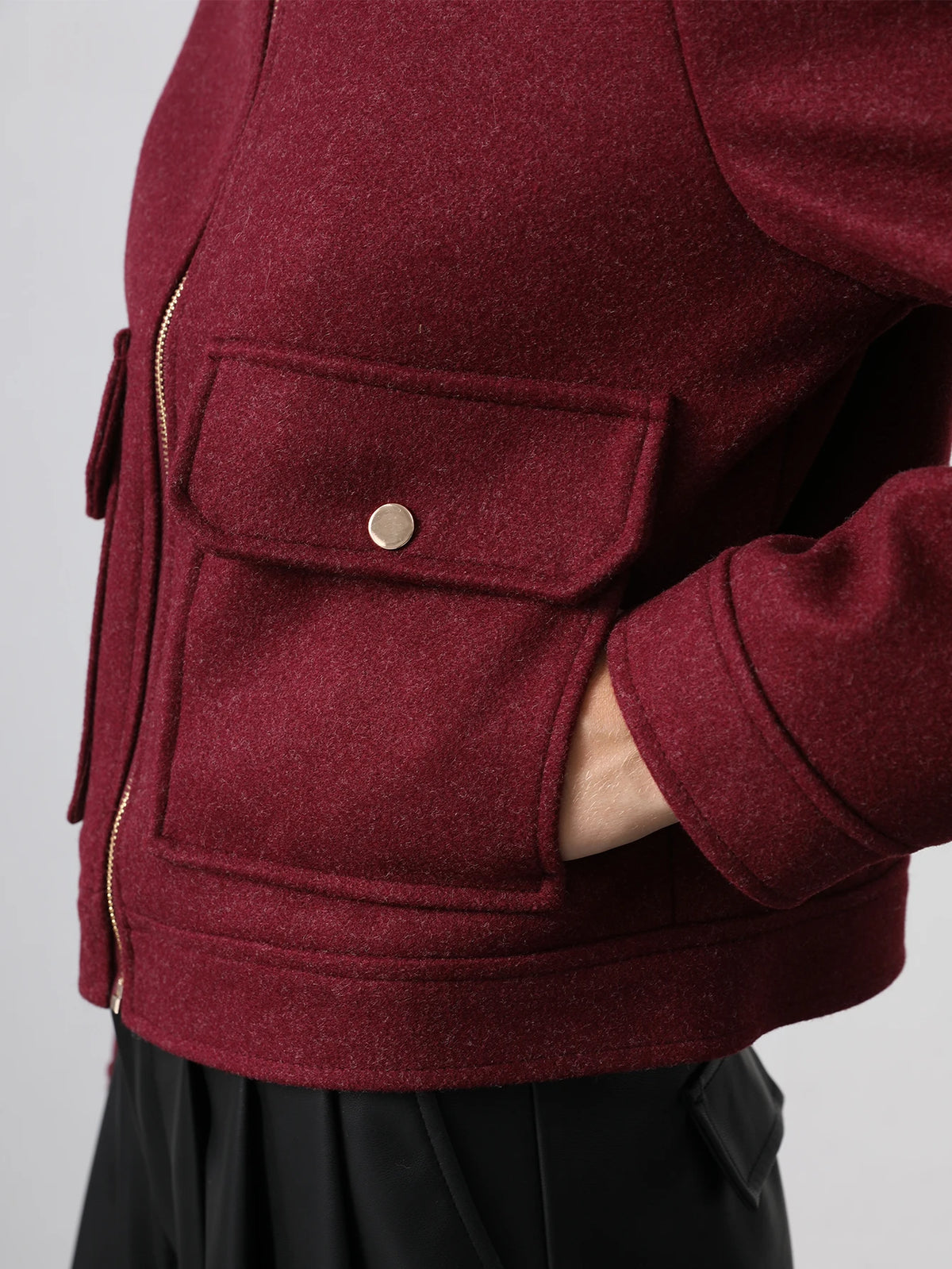 Blouson court femme rouge bordeaux, col rabattu, poches et détails zippés