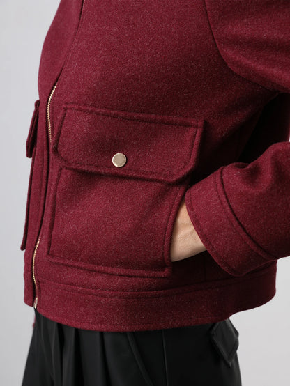 Blouson court femme rouge bordeaux, col rabattu, poches et détails zippés