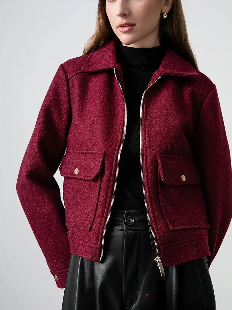 Blouson court femme rouge bordeaux, col rabattu, poches et détails zippés