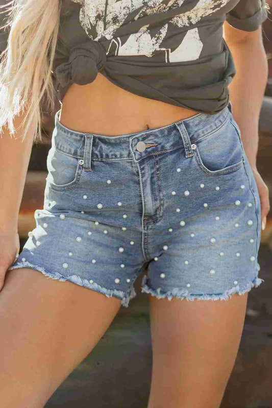 Short jean bleu perlé, taille boutonnée, ourlet brut, bord effiloché