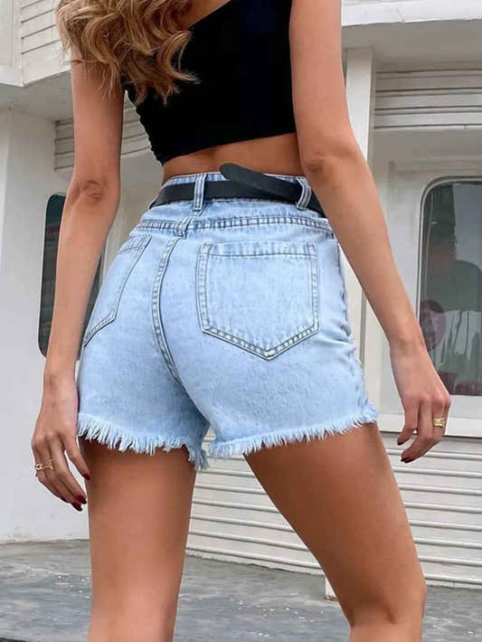 Short en jean bleu clair taille ceinturée avec poches arrière, déchirures latérales et ourlet
