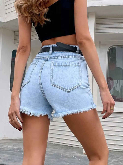 Short en jean bleu clair taille ceinturée avec poches arrière, déchirures latérales et ourlet
