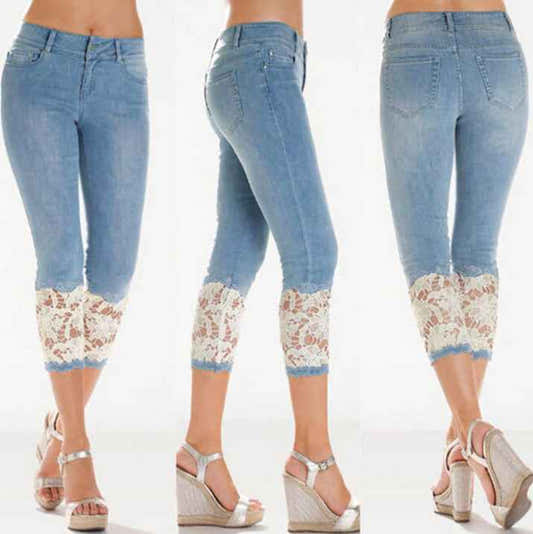 Short en denim bleu clair pour femme, longueur capri, ourlet en dentelle beige