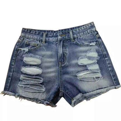 Short en jean bleu délavé avec grands trous et déchirures sur l’avant.
