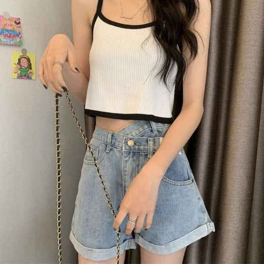 Short en denim bleu clair, taille mi-haute, bouton et poches avant