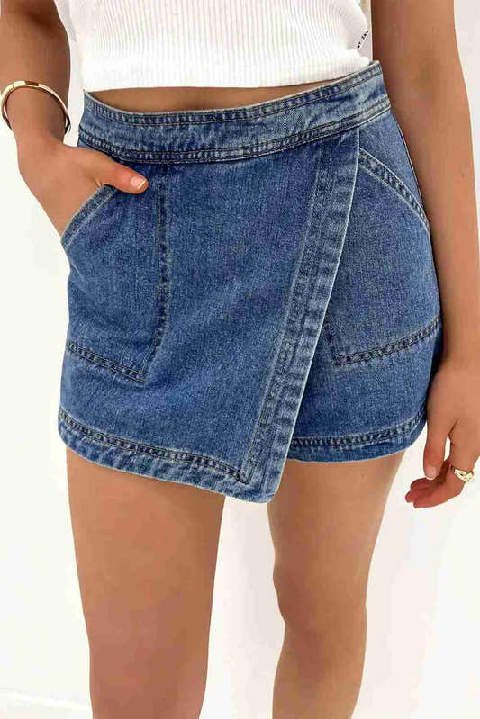 Jupe-short en jean bleu effet enroulé 2-en-1, surpiqûres et fermeture boutonnée