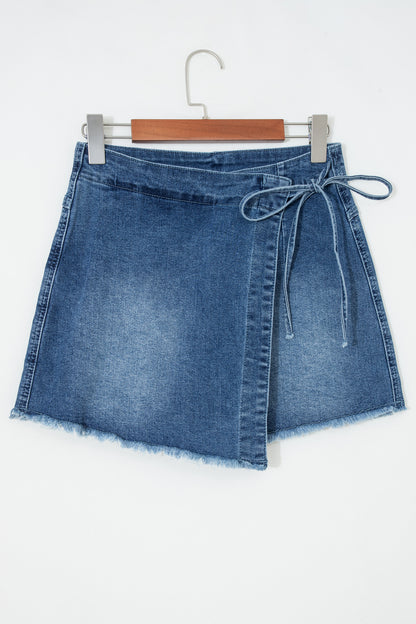 Short en jean bleu, ceinture à nouer, ourlet effiloché, coupe évasée