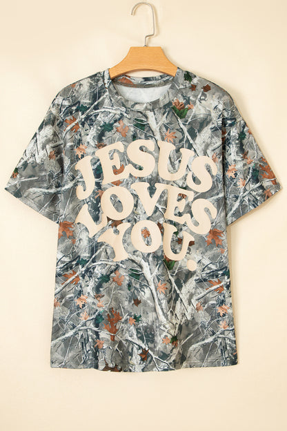 T-shirt gris clair à imprimé « JESUS LOVE » sur fond abstrait, manches courtes