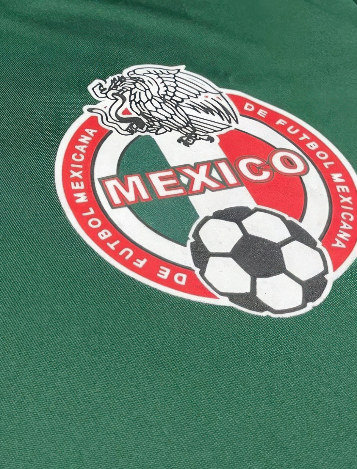 Tissu vert de t-shirt, logo Mexico avec ballon de football imprimé