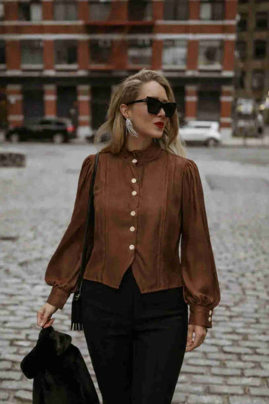 Haut en satin marron, col montant à boutons dorés, manches bouffantes