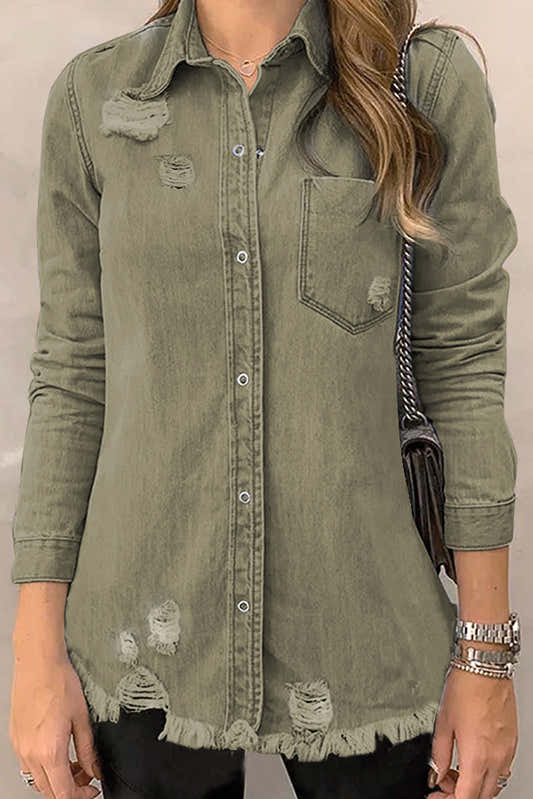 Veste chemise en jean kaki délavé, fermeture boutonnée, poche poitrine et ourlet effiloché.