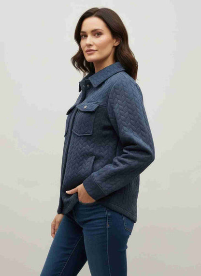 Veste femme bleue marine texturée, col montant, boutons-pression et poches plaquées.