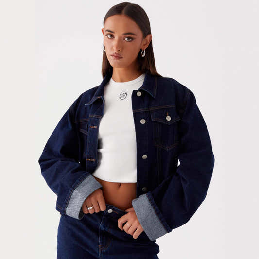 Veste en jean bleu foncé pour femme, col classique, boutons, poches poitrine à rabat.