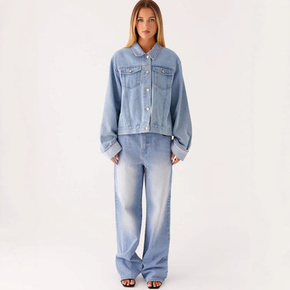 Veste en jean bleu clair pour femme, coupe droite, boutonnage et poches avant.