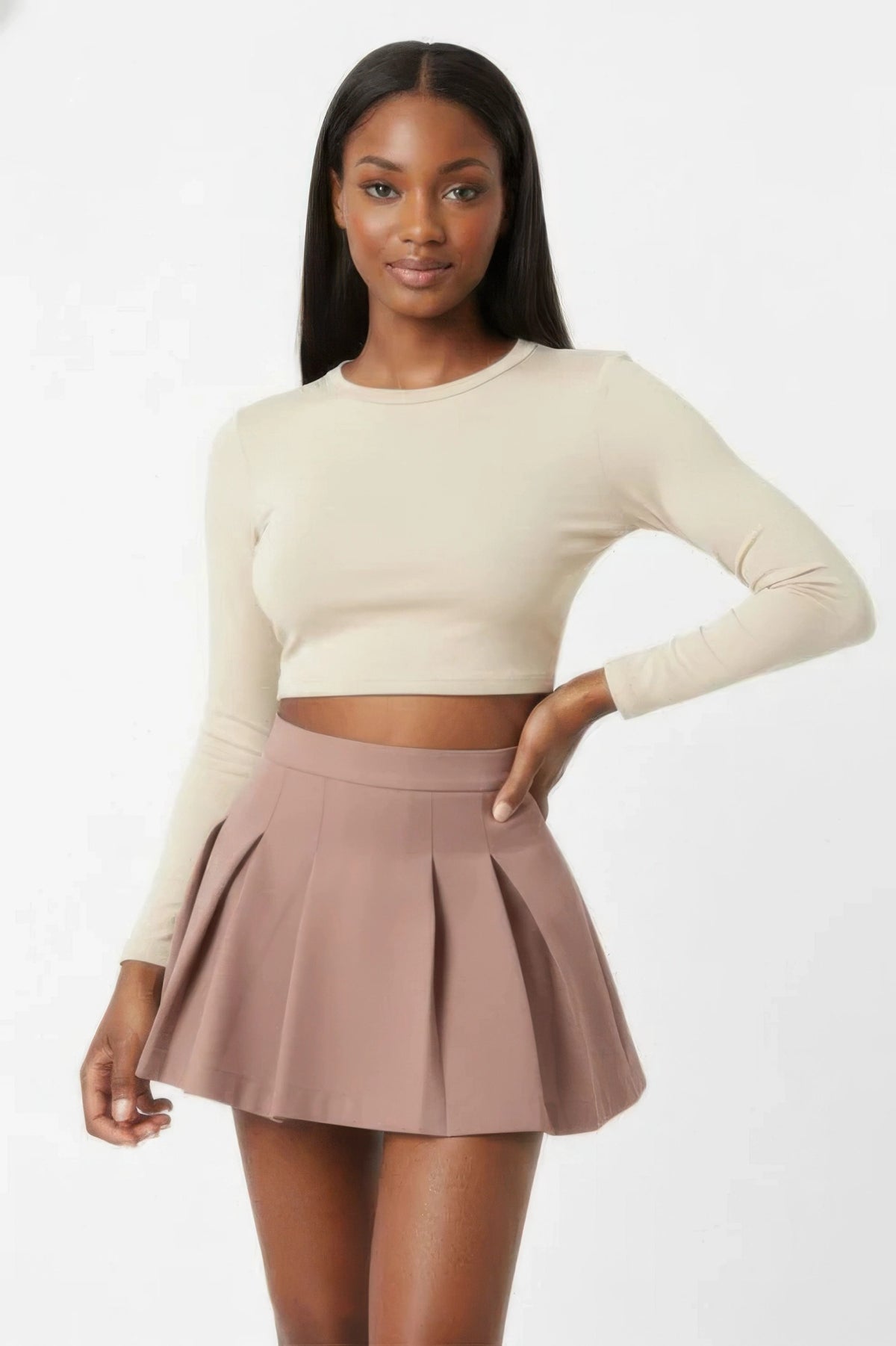 Jupe plissée taille haute vieux rose, coupe évasée avec plis devant.