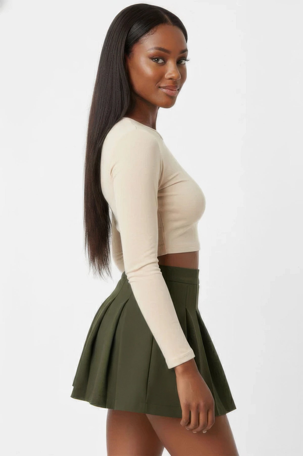 Jupe plissée taille haute vert militaire, forme évasée avec plis et ourlet court.