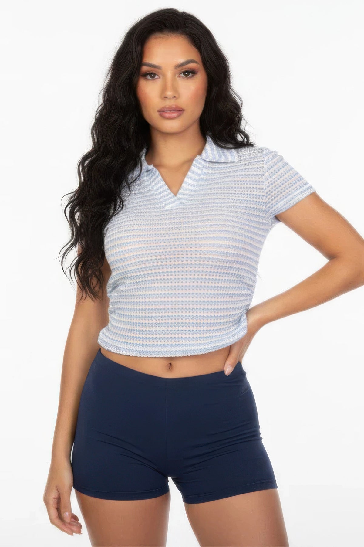 Top polo court rayé bleu ciel et blanc, col V, manches courtes en maille