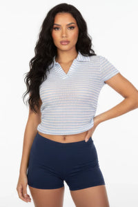 Top polo court rayé bleu ciel et blanc, col V, manches courtes en maille