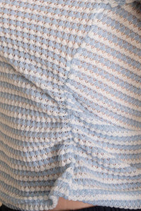 Tissu du top polo court rayé bleu ciel et blanc, maille texturée en bandes