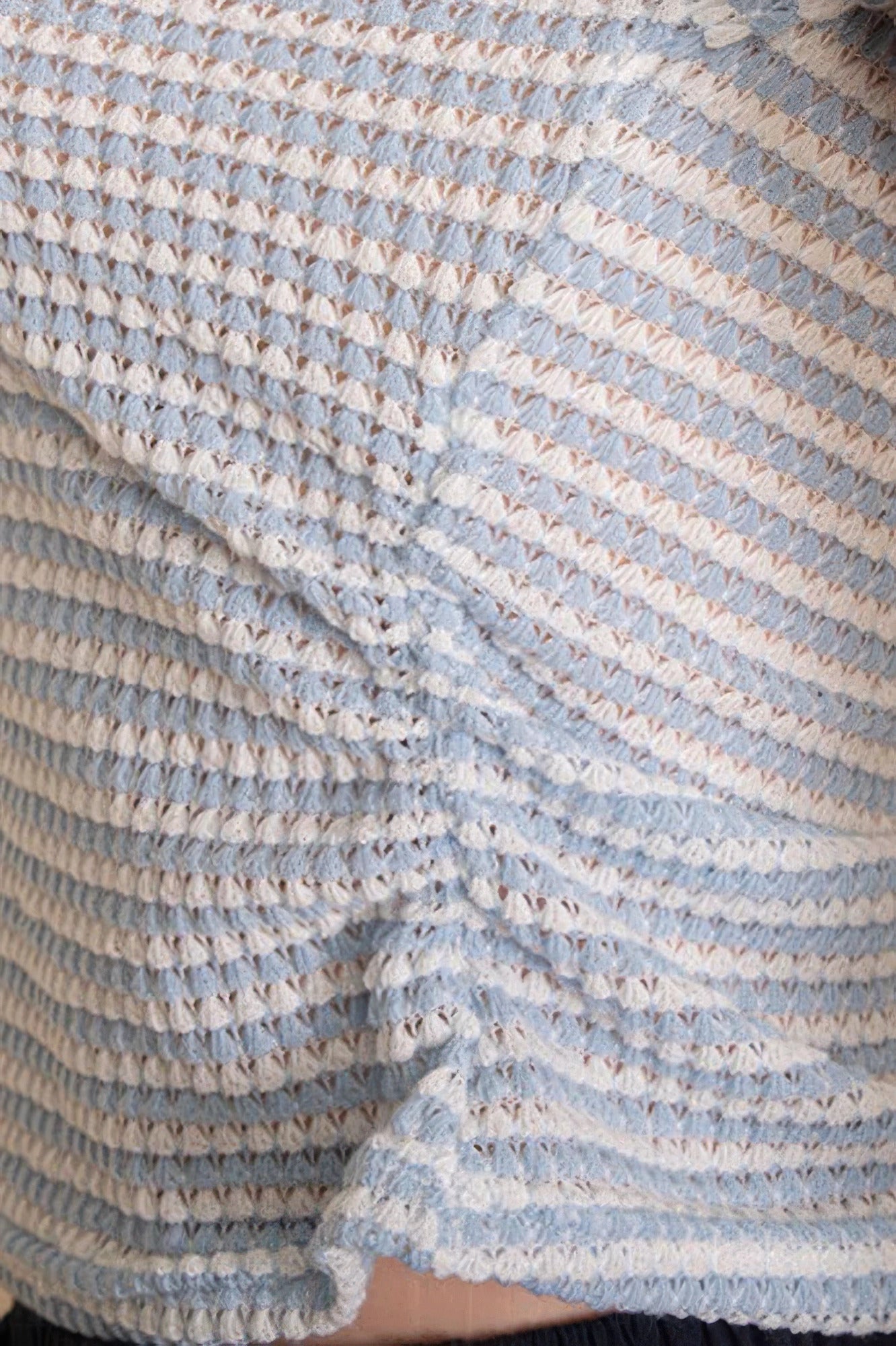 Tissu du top polo court rayé bleu ciel et blanc, maille texturée en bandes