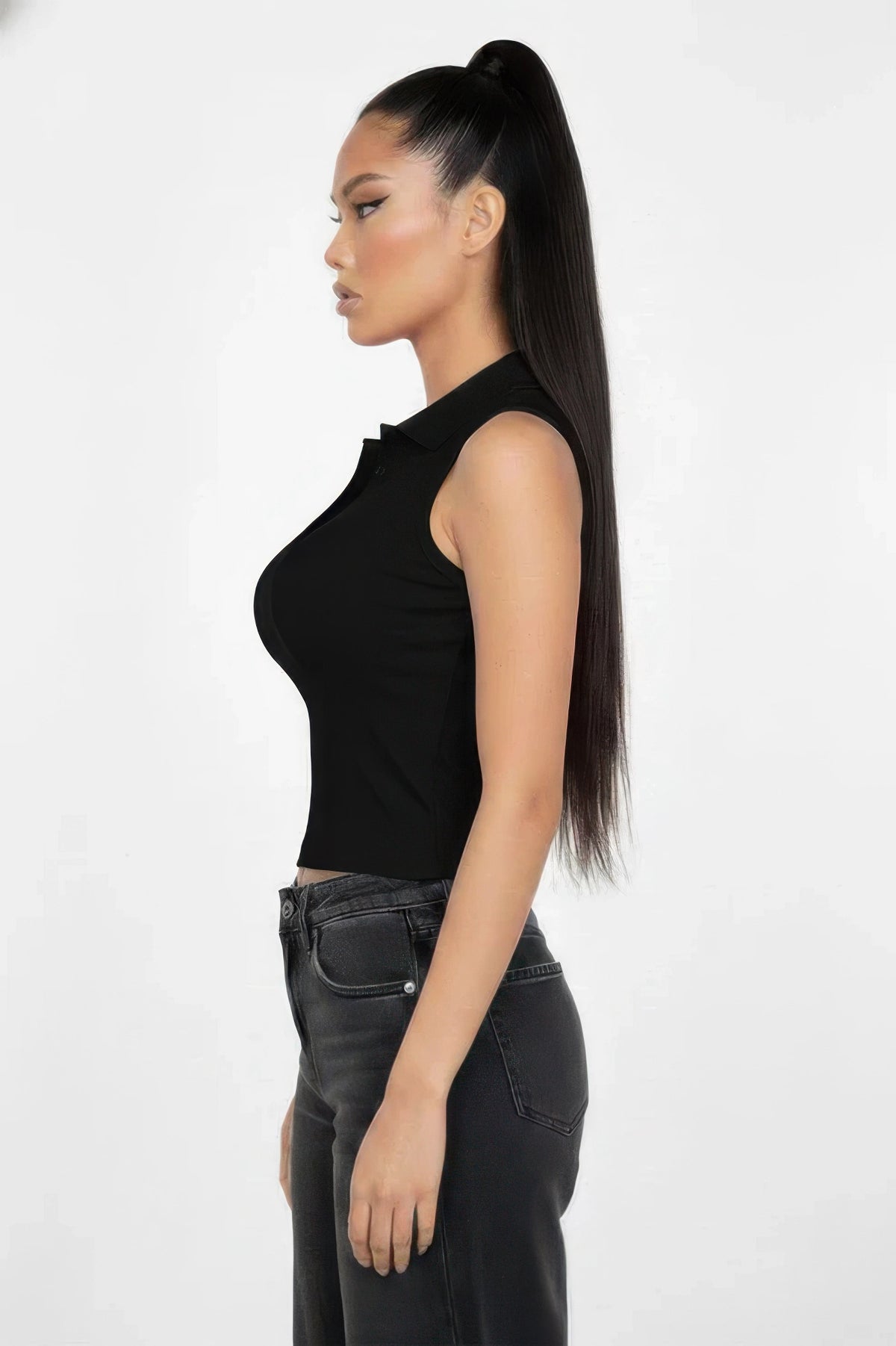 Haut crop sans manches noir col polo, vue de profil, coupe slim