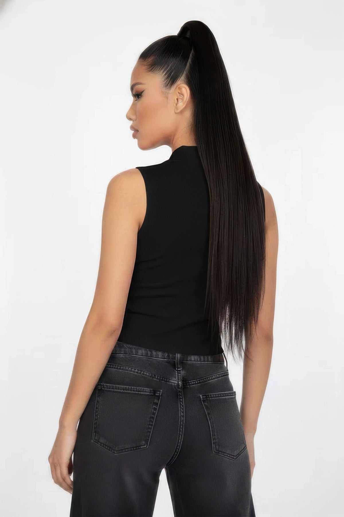 Haut crop sans manches noir col polo, vue de dos, coupe slim