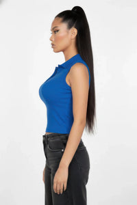 Haut crop sans manches bleu col polo avec patte boutonnée, coupe slim