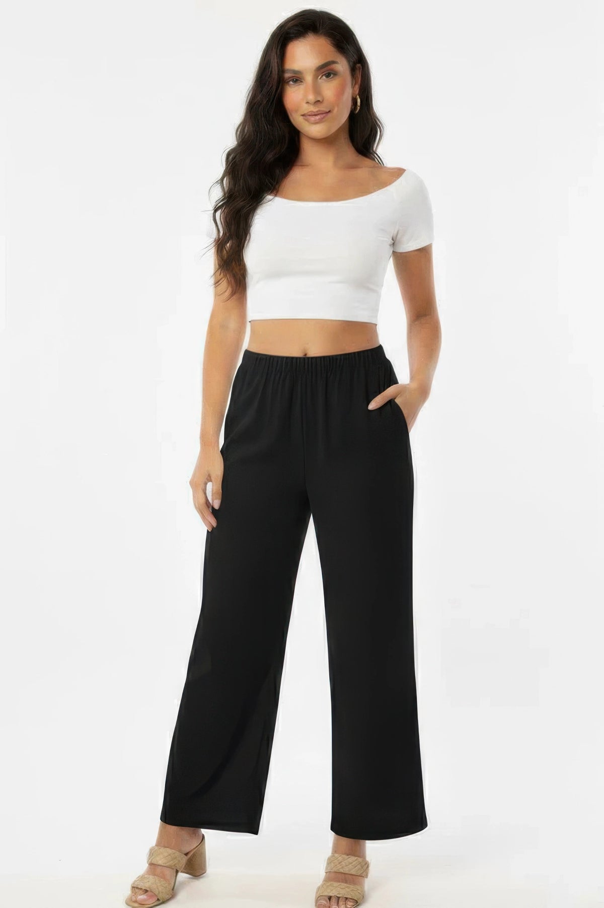 Pantalon large noir en coton, taille élastique et poches latérales.