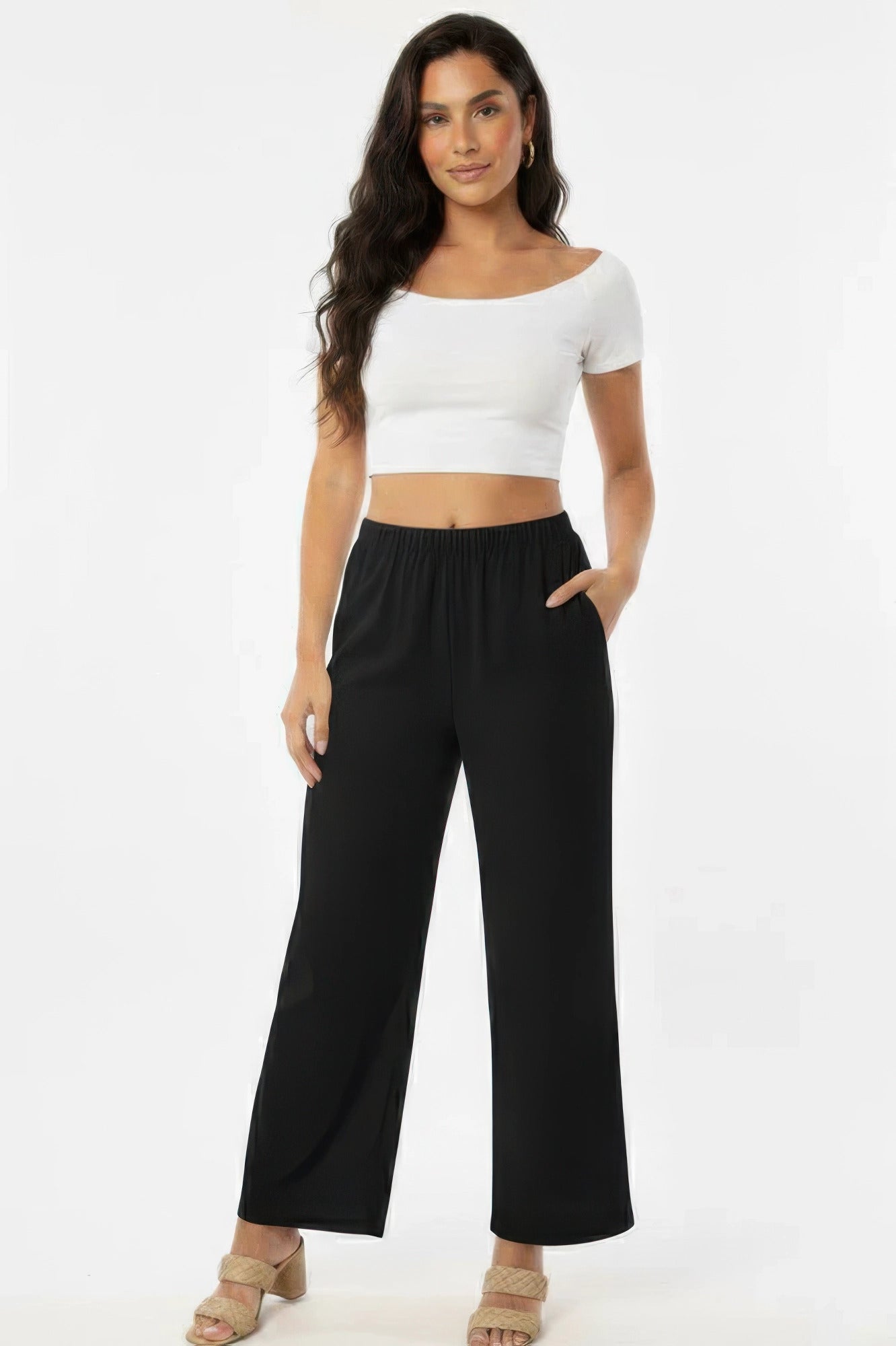 Pantalon large noir en coton, taille élastique et poches latérales.