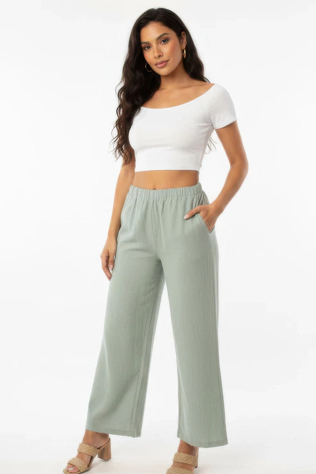 Pantalon large vert sauge en coton, jambe ample, taille élastique et poches.