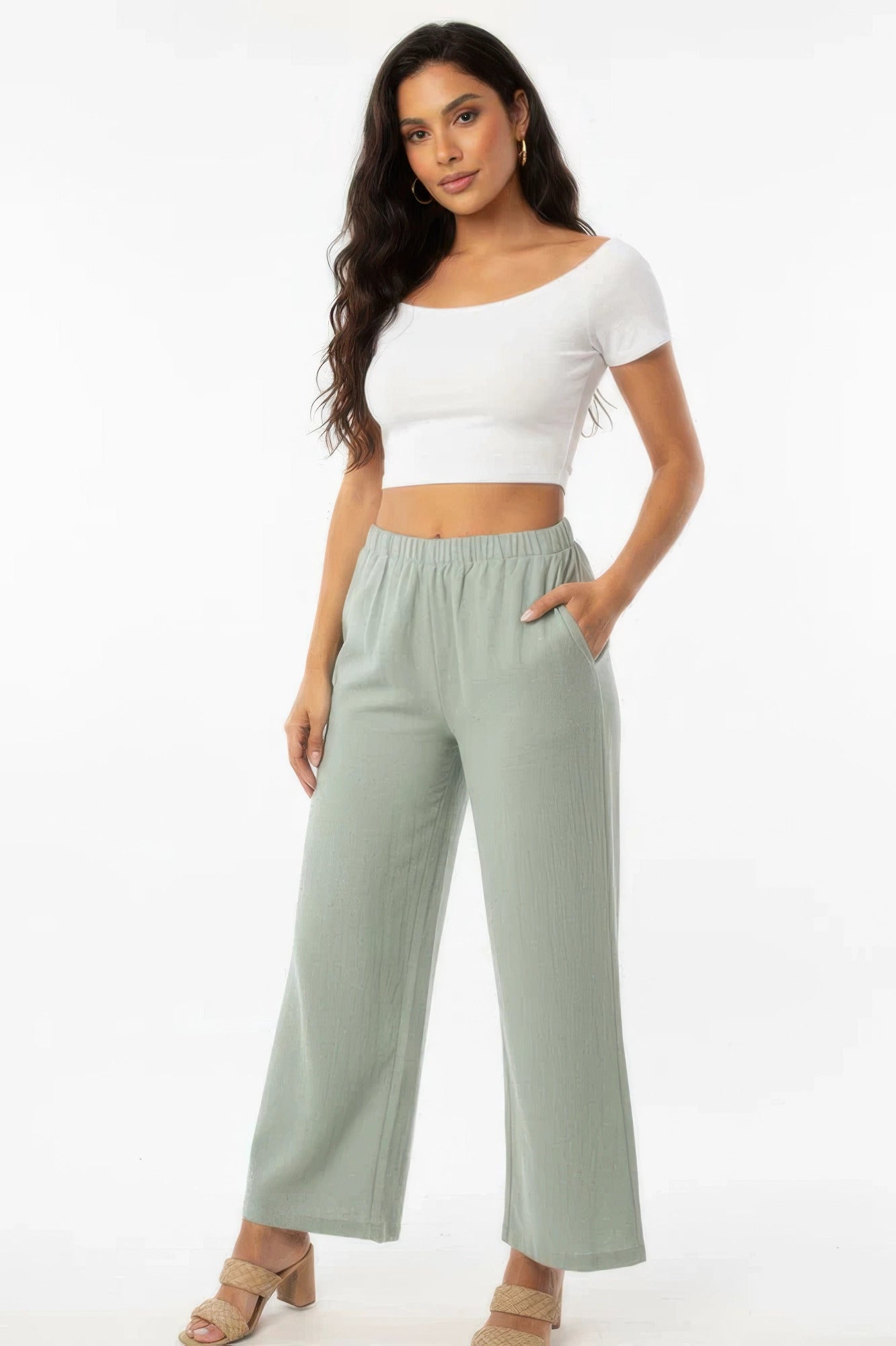 Pantalon large vert sauge en coton, jambe ample, taille élastique et poches.