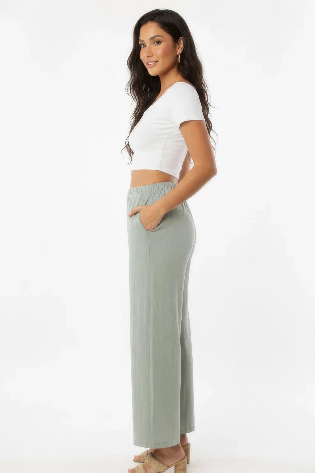 Pantalon large vert sauge en coton, taille élastique, jambe ample, vue de côté.