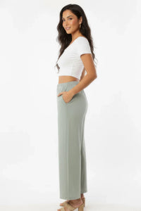Pantalon large vert sauge en coton, taille élastique, jambe ample, vue de côté.