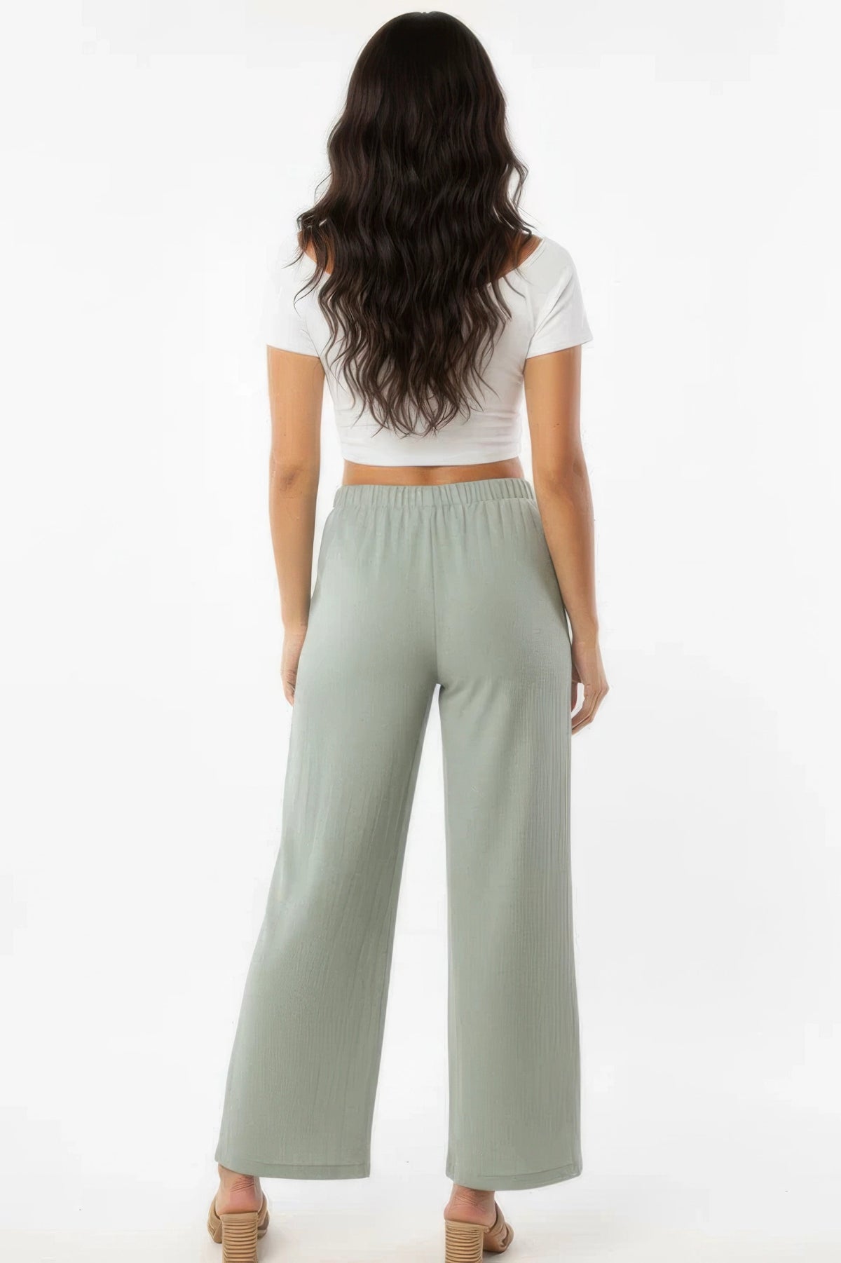Pantalon large vert sauge en coton, vue arrière, taille élastique et jambes amples.