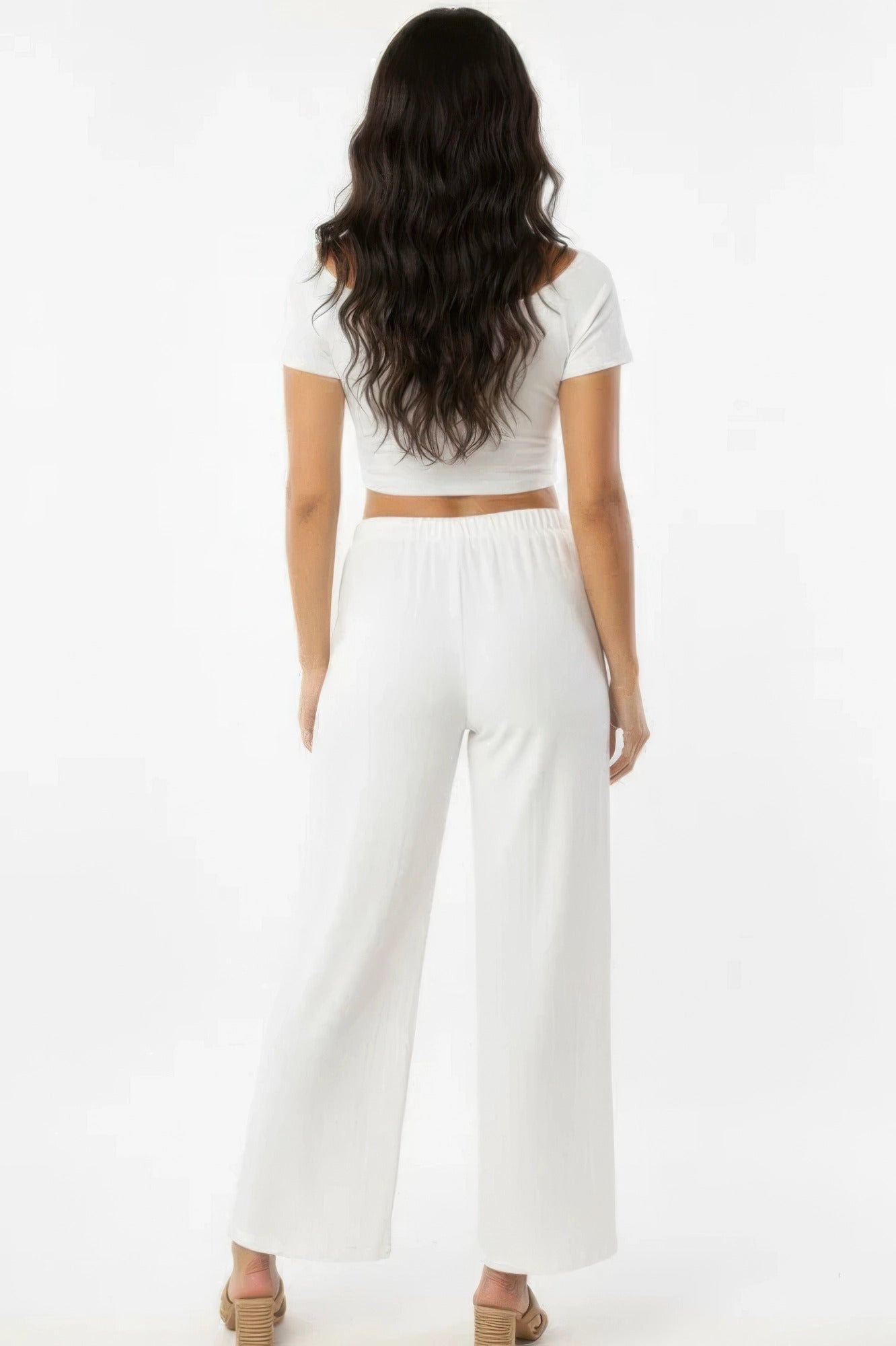 Pantalon large blanc cassé en coton, vue arrière, jambe ample et taille élastique.