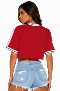 T-shirt court femme rouge, manches courtes, dos avec col rayé contrasté
