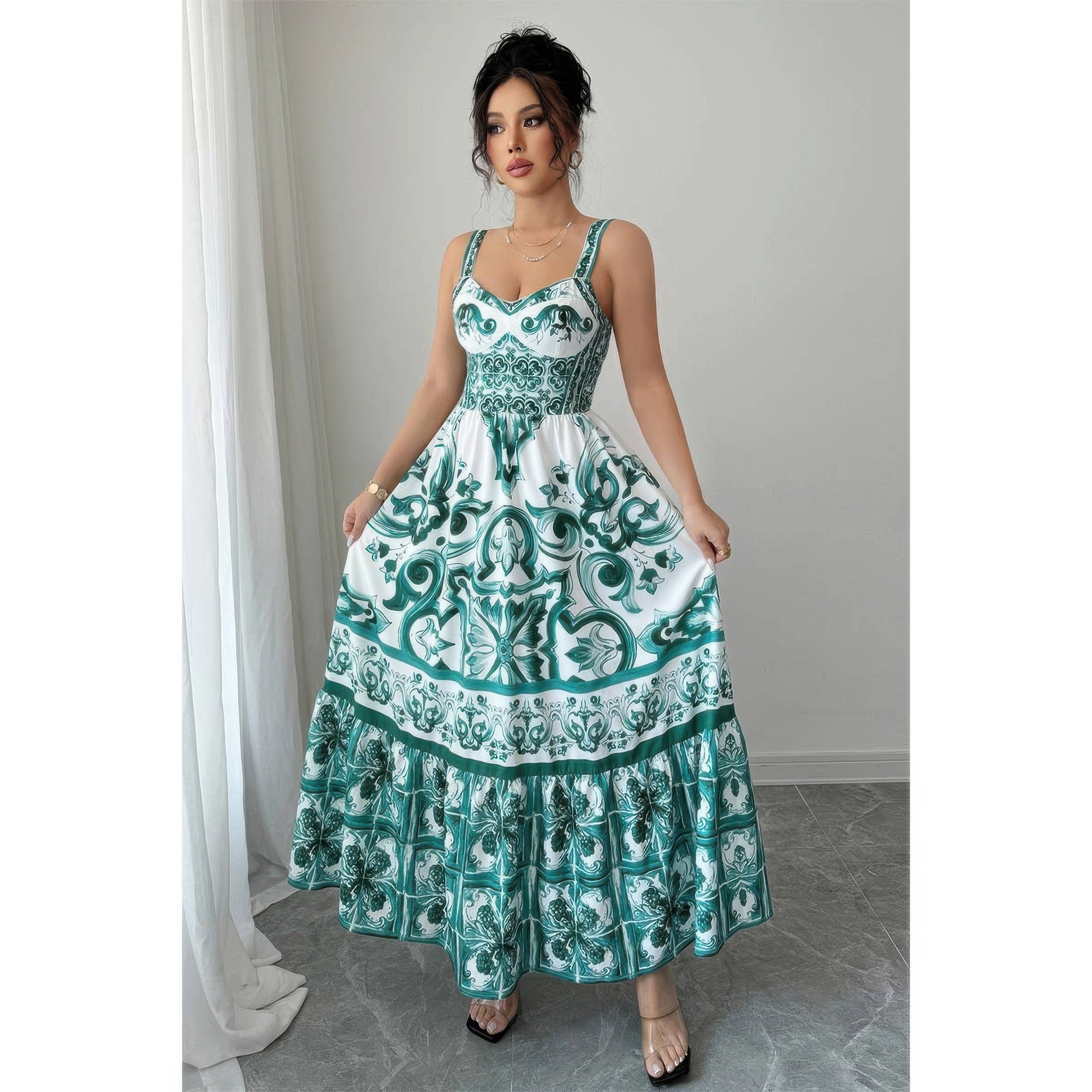 Robe longue vert émeraude à bretelles fines, encolure carrée, imprimé