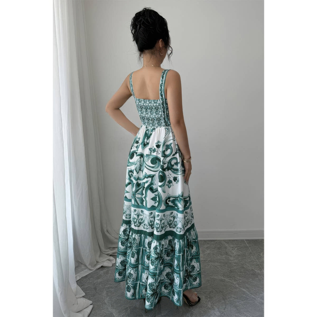 Robe longue évasée vert à bretelles, dos nu imprimé