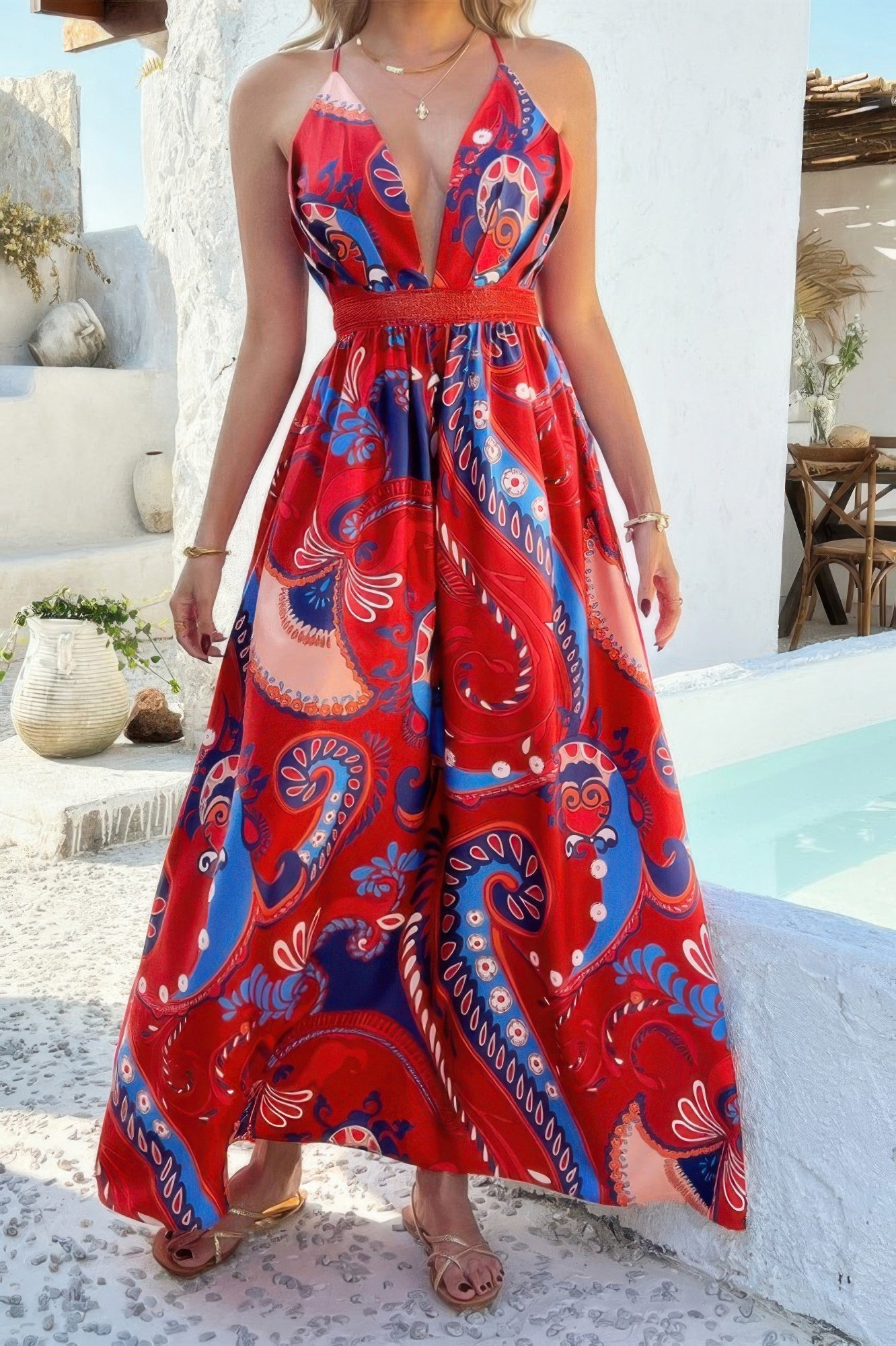 Robe longue bretelles croisées, décolleté V profond, taille haute imprimé rouge et bleu