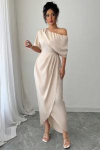 Robe asymétrique une épaule beige, manches courtes, drapé croisé et fente avant.
