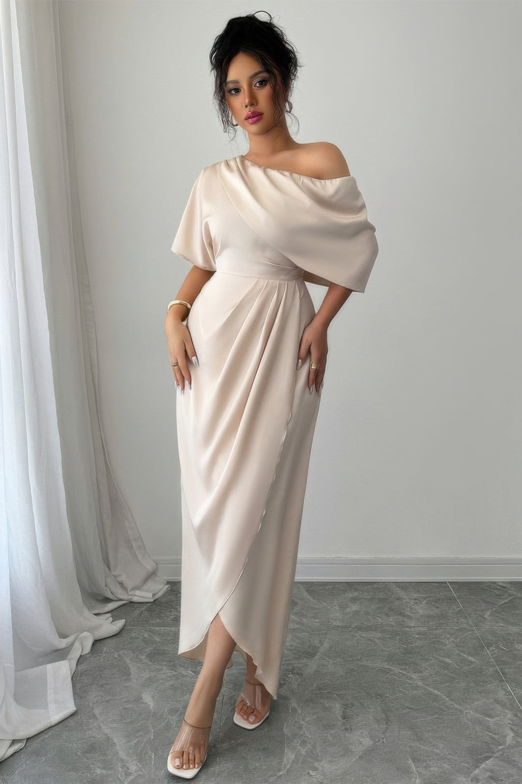 Robe midi beige une épaule, manches courtes, fronces et drapé croisé, fente.