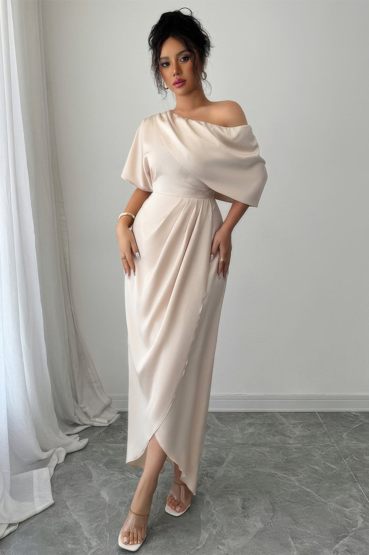 Robe midi beige une épaule, manches courtes, fronces et drapé croisé, fente.