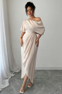 Robe midi beige une épaule, manches courtes, fronces et drapé croisé, fente.