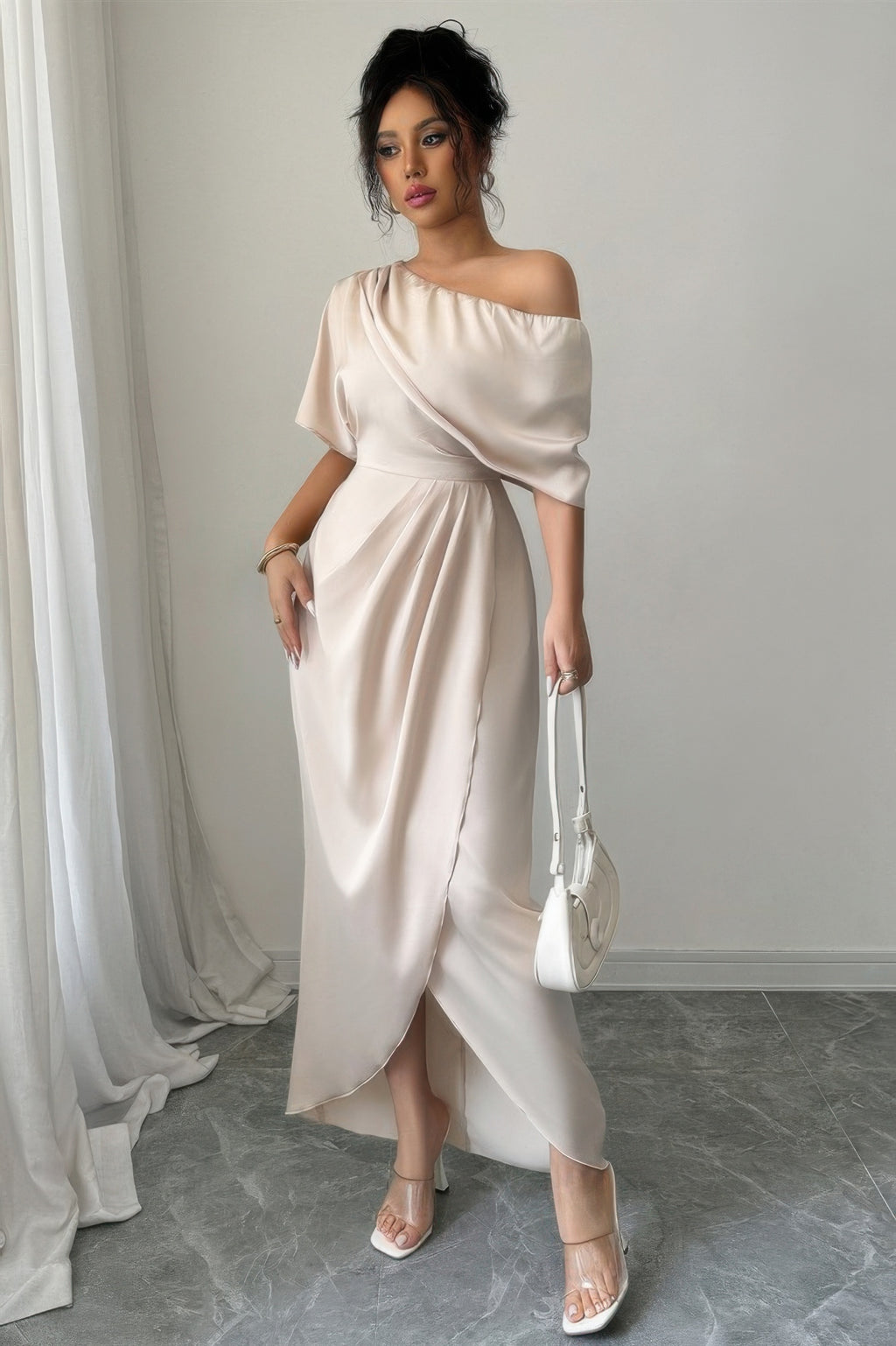 Robe midi beige une épaule, drapé croisé et fronces, jupe fendue sur le côté.