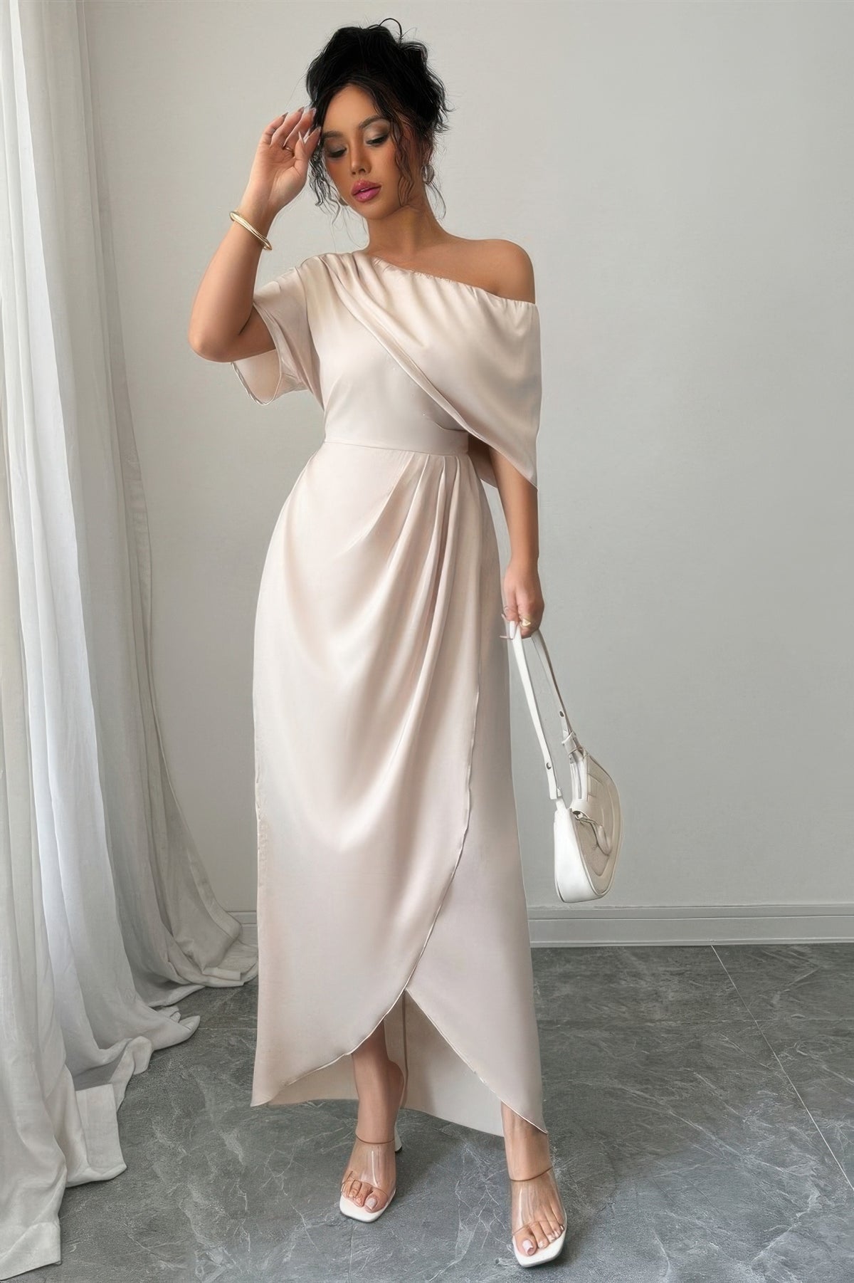 Robe midi beige une épaule, manches courtes, drapé croisé, fente avant.